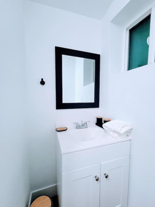Phoenix Retreat - Studio With King Bed - 10 Min From Airp - Unit C エクステリア 写真