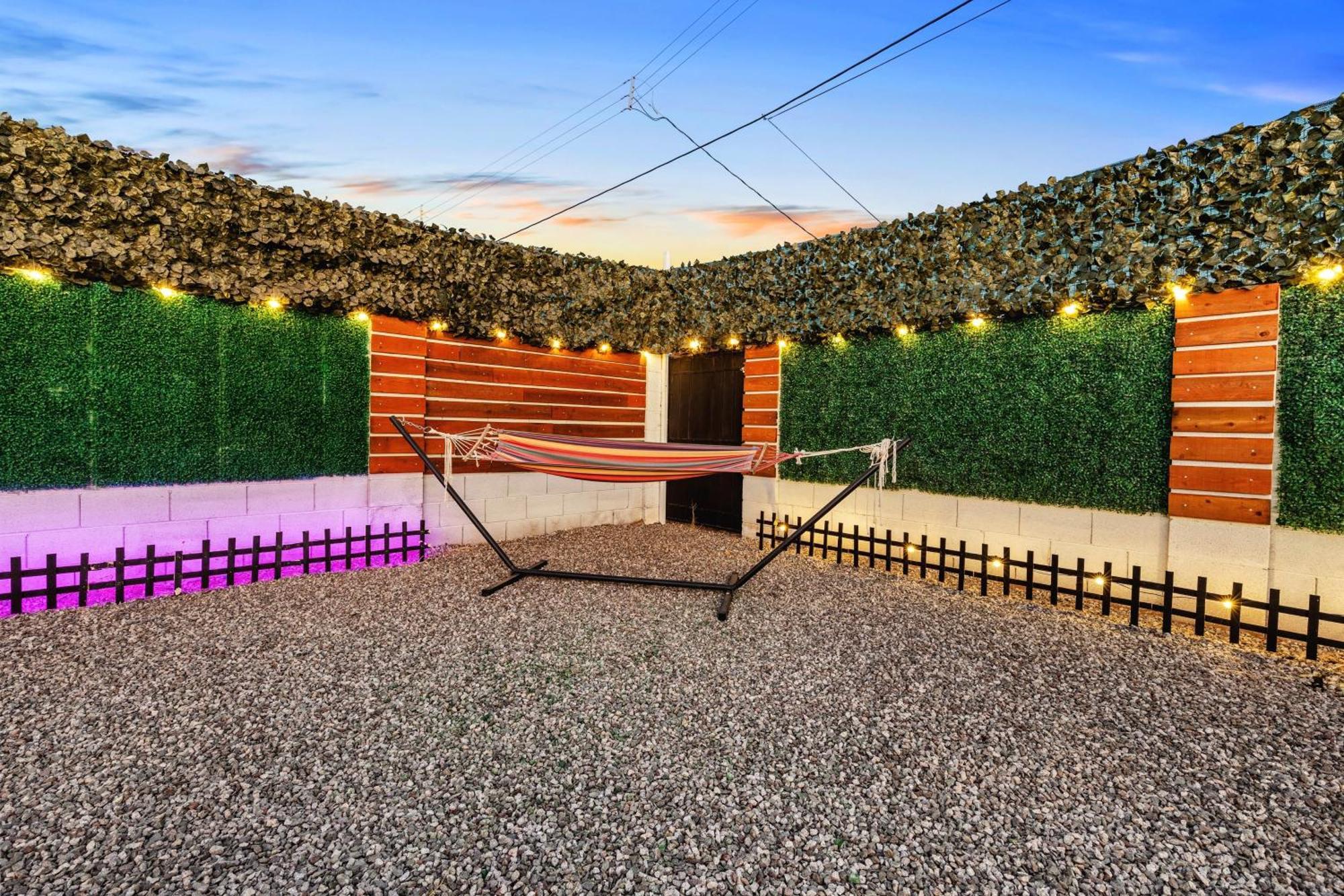 Phoenix Retreat - Studio With King Bed - 10 Min From Airp - Unit C エクステリア 写真